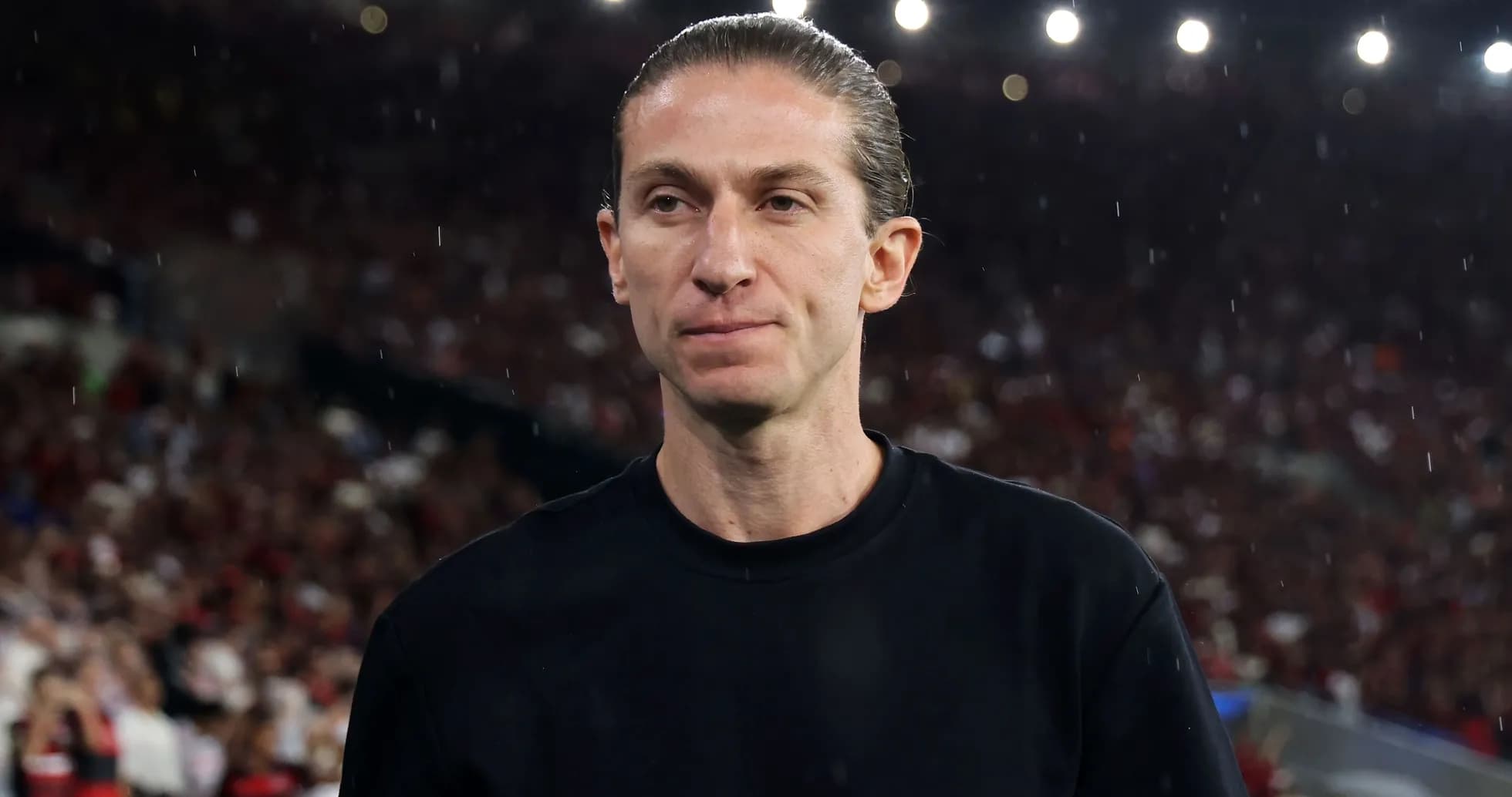 Entrenador en el campo durante un partido de fútbol