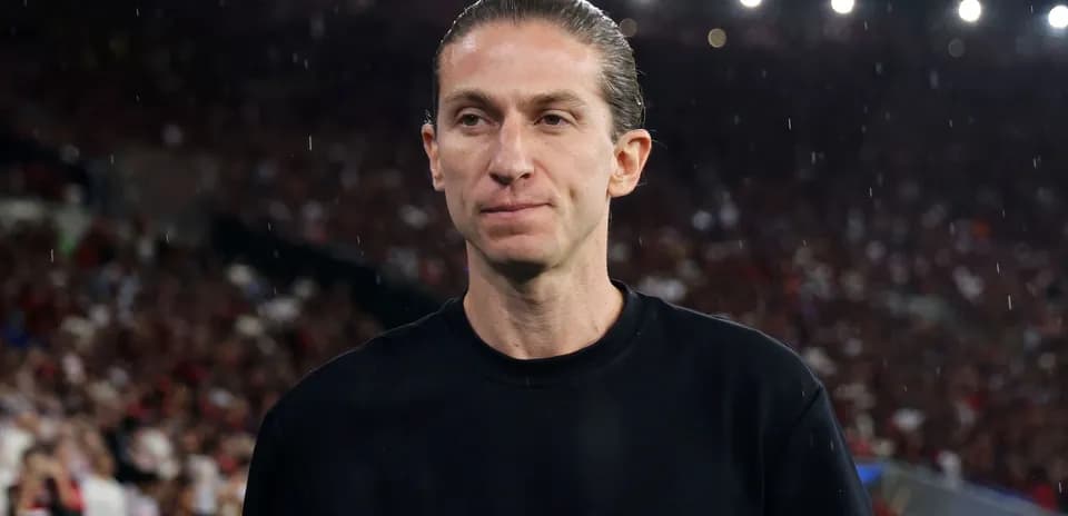 Entrenador en el campo durante un partido de fútbol