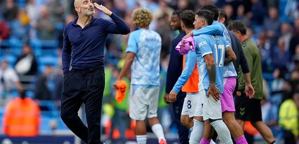 Pep Guardiola saludando a los jugadores de Manchester City