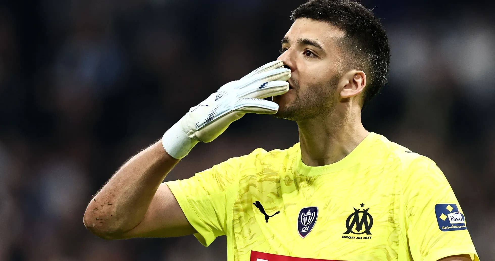 Portero saludando con guantes en partido de fútbol
