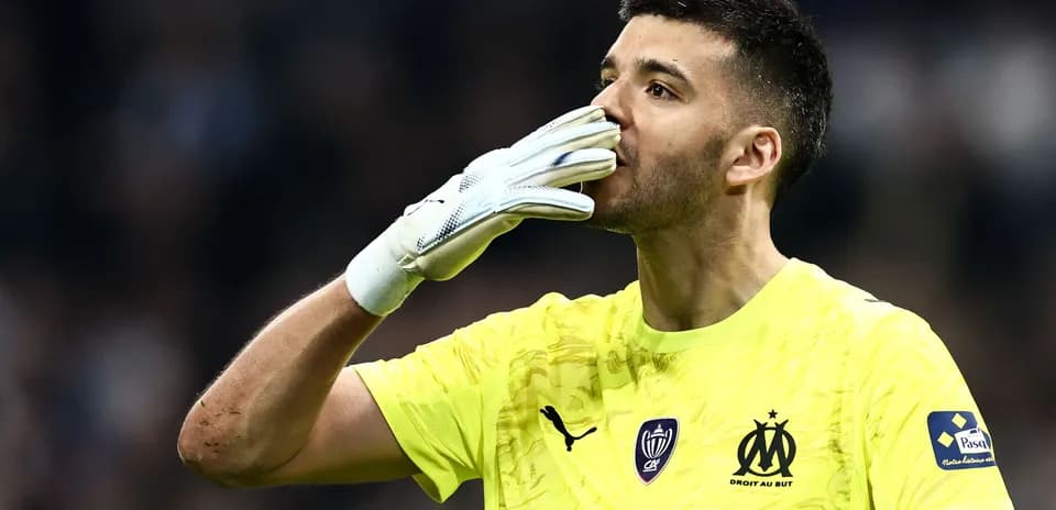 Portero saludando con guantes en partido de fútbol