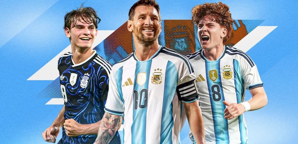 Tres jugadores de Argentina posando juntos sonrientes