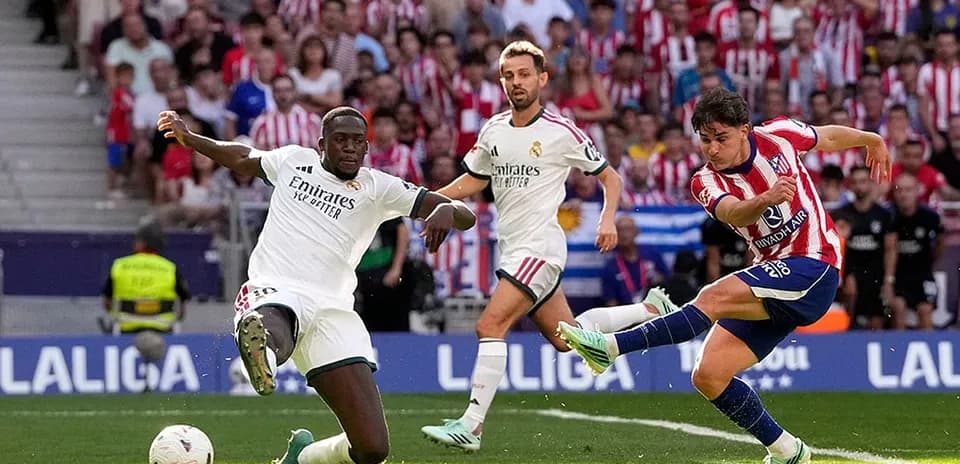 Jugador de Atlético Madrid dispara ante defensa rival