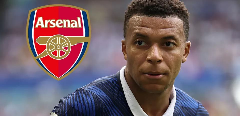 Jugador con camiseta de fútbol y logo de Arsenal