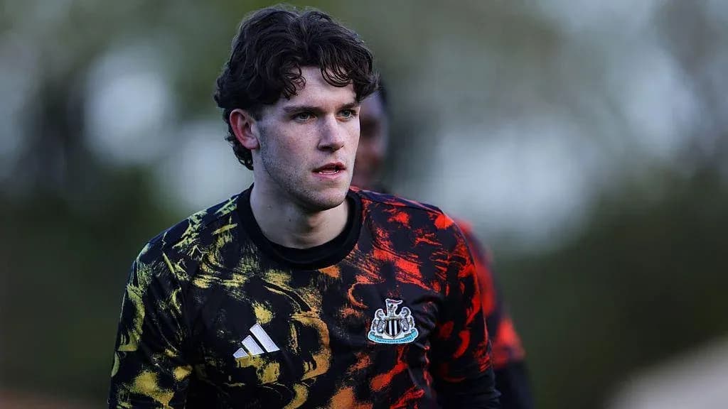 Portero de Newcastle entrenando en campo