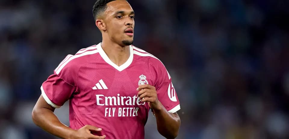 Jugador de Real Madrid corriendo en uniforme rosa