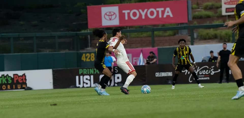 Jugador en acción durante el partido de fútbol