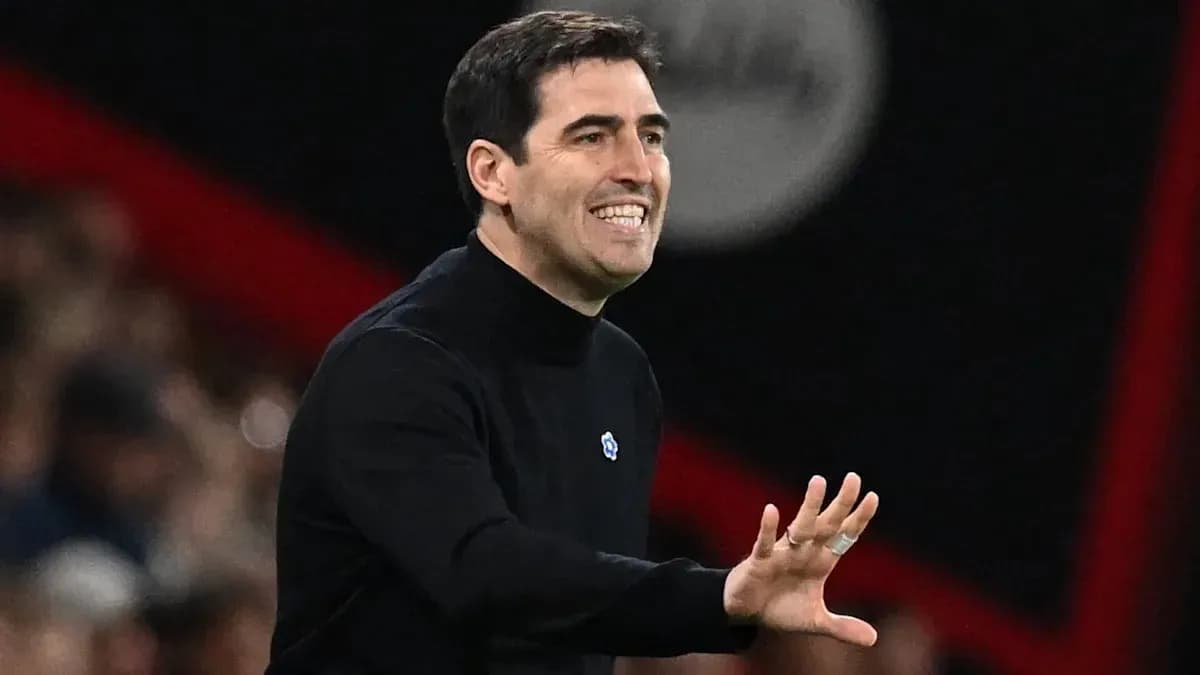 Entrenador gesticulando durante un partido de fútbol