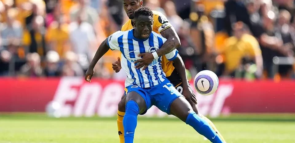 Jugador de Brighton en acción contra Wolves
