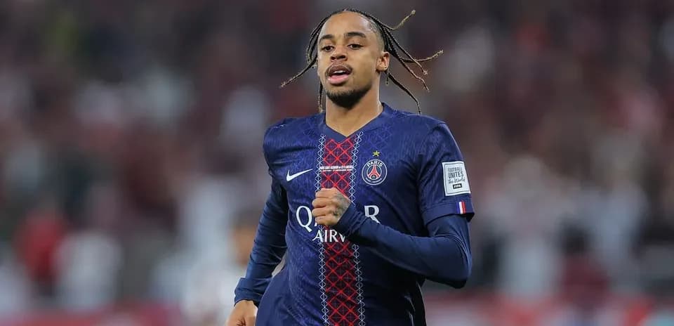 Jugador de PSG corriendo en el campo durante partido