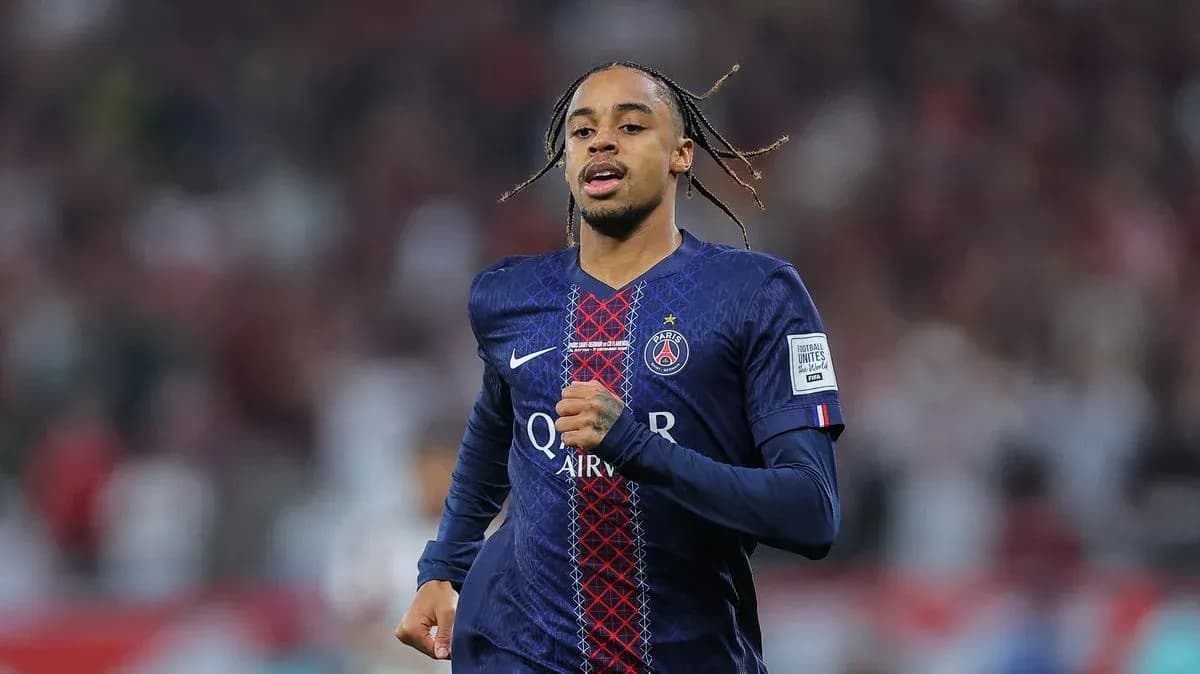 Jugador de PSG corriendo en el campo durante partido