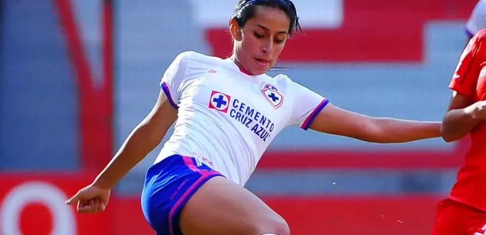Jugadora de Cruz Azul W en acción durante partido