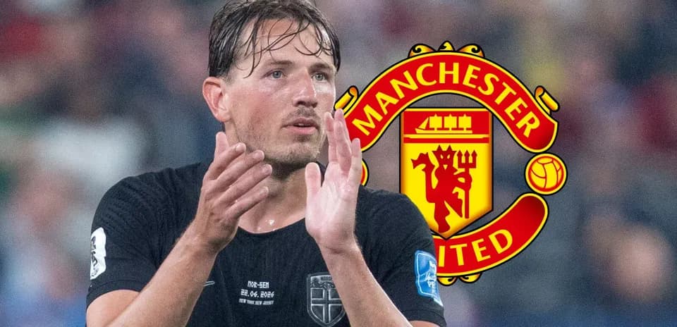 Jugador aplaudiendo con logo de Manchester United