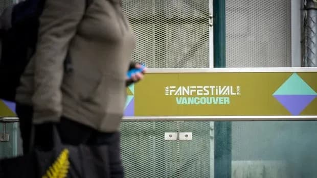 Persona caminando junto al letrero de Fan Festival Vancouver