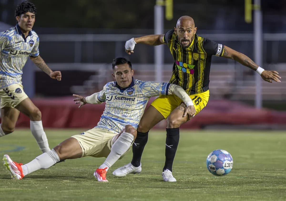 Jugador de New Mexico United luchando por el balón