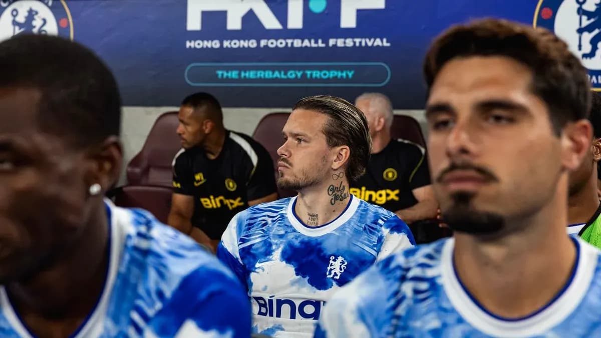 Jugadores en el banco de suplentes antes del partido