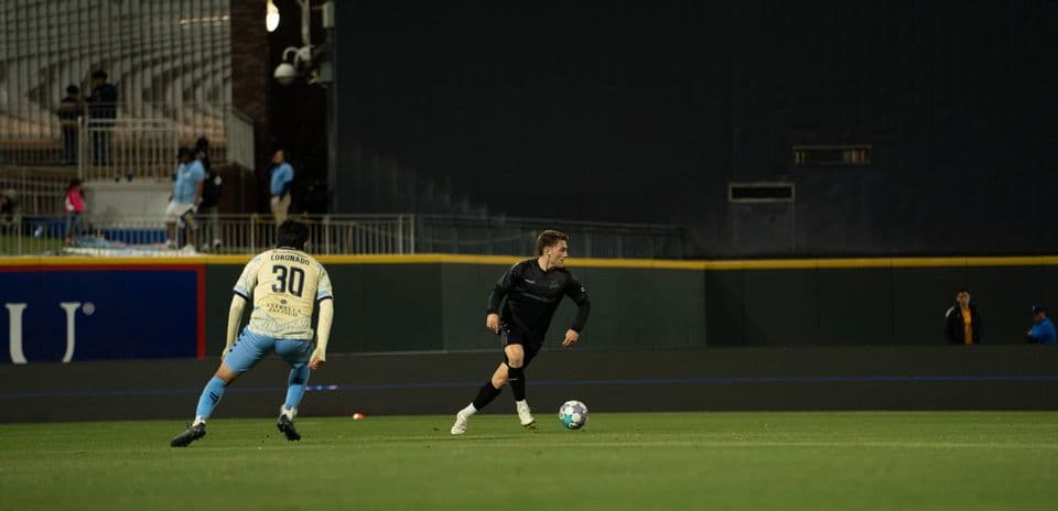 Jugador de Colorado Springs con balón en campo
