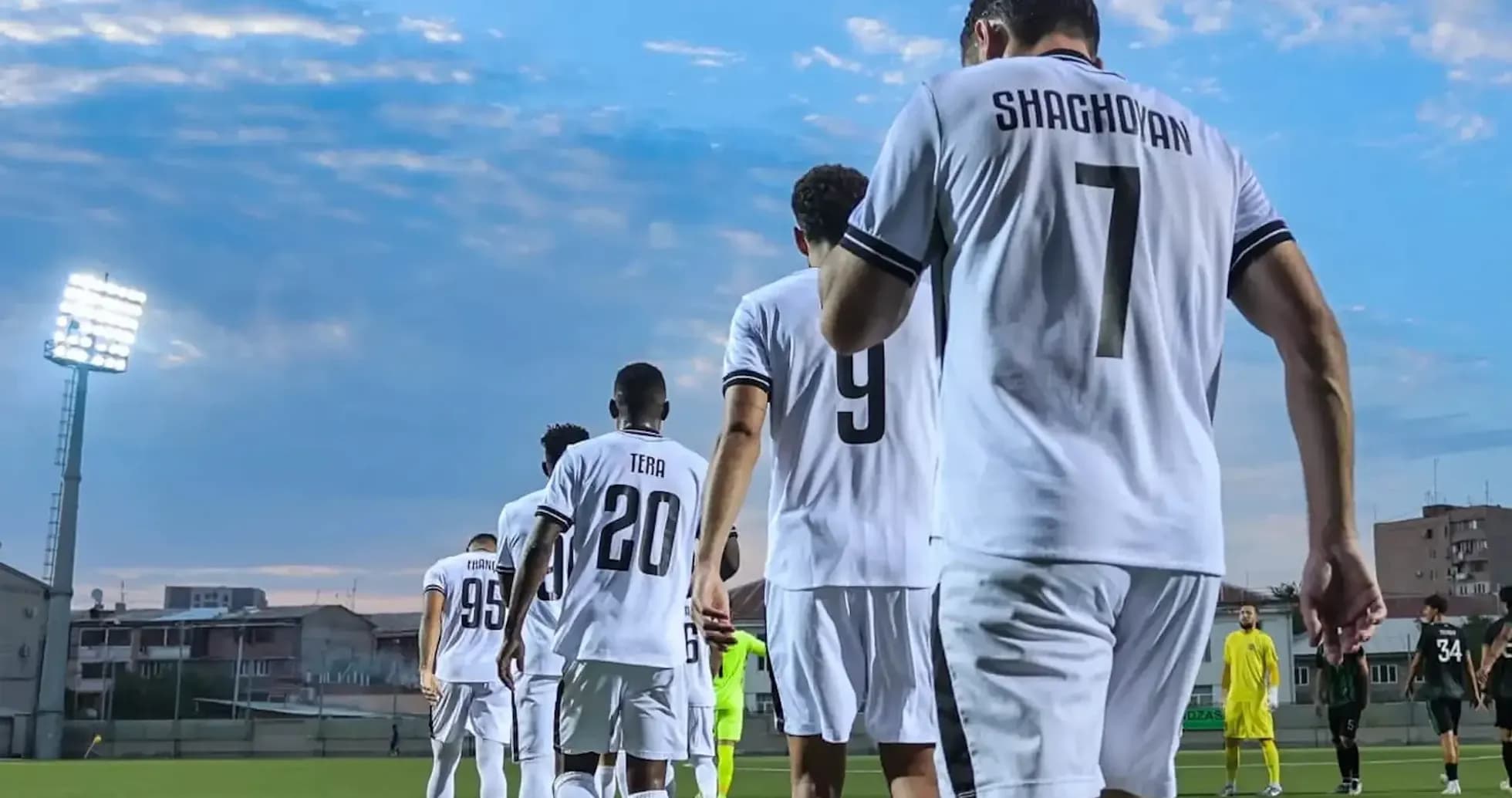 Jugadores de Ararat-Armenia en el campo