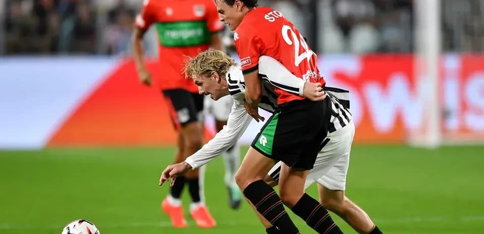 Jugador intentando recuperar el balón en el partido