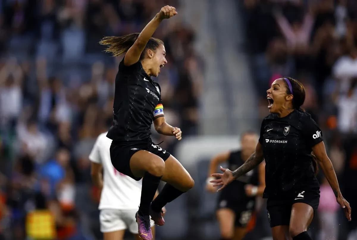 Jugadoras celebrando un gol en el partido