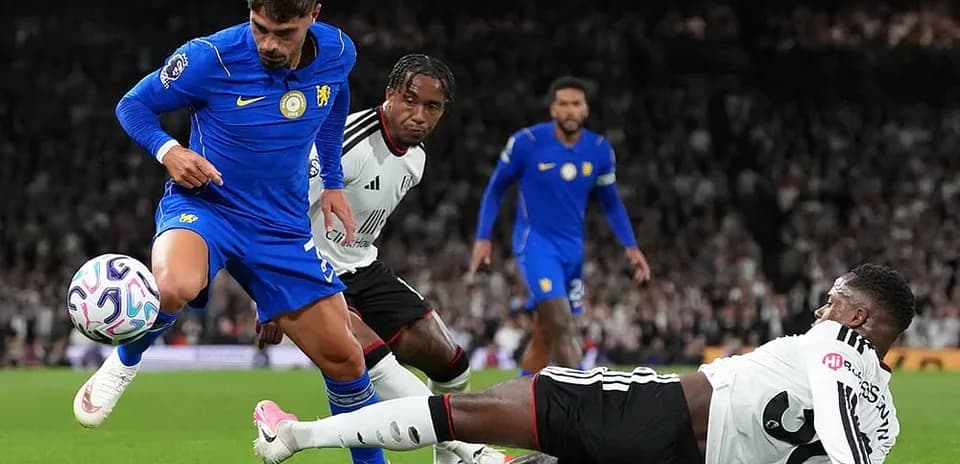 Jugador de Chelsea esquivando a oponentes de Fulham