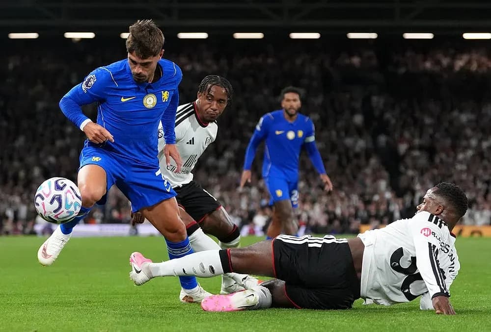 Jugador de Chelsea esquivando a oponentes de Fulham