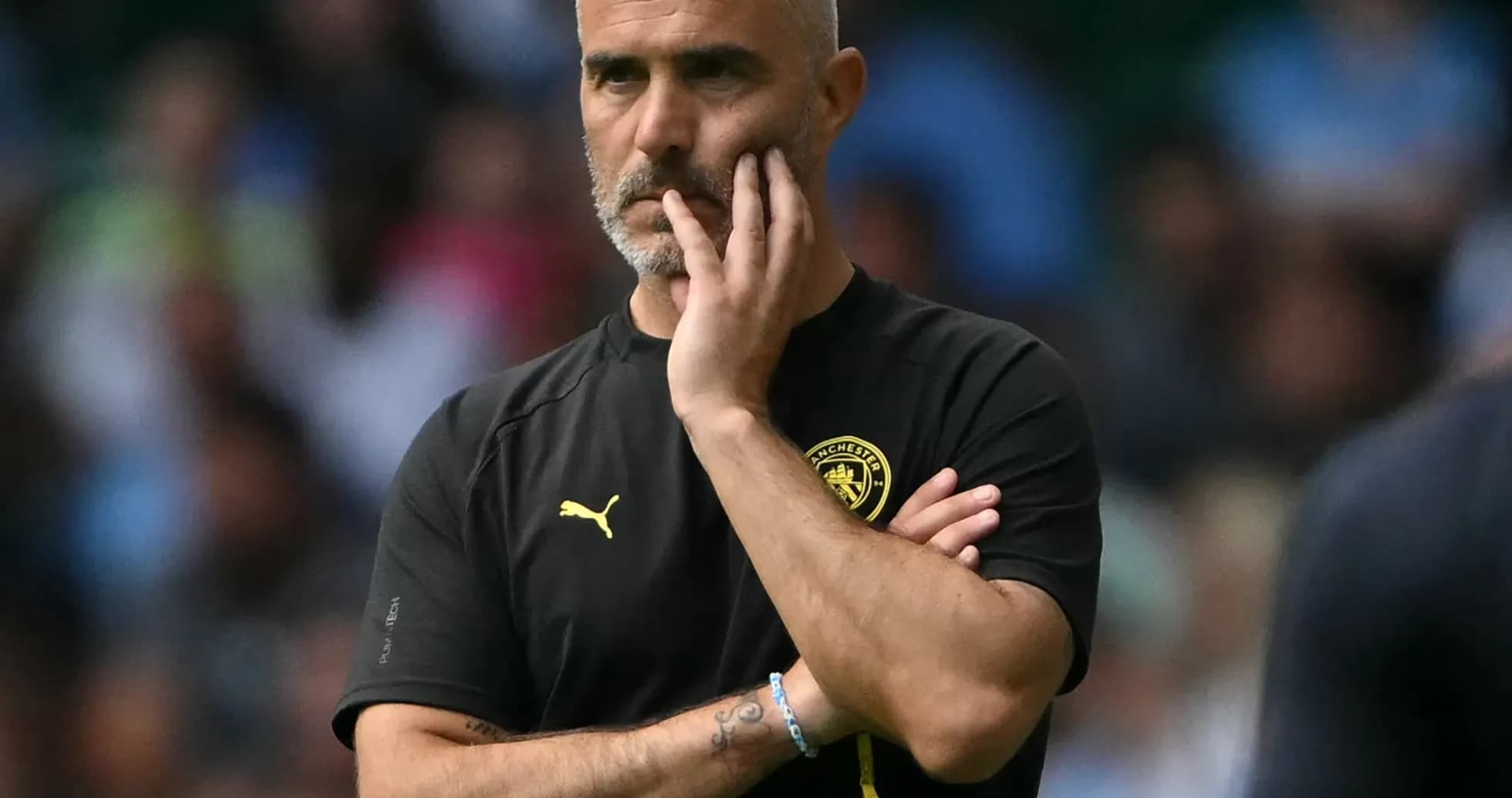 Entrenador observando el partido desde la línea lateral
