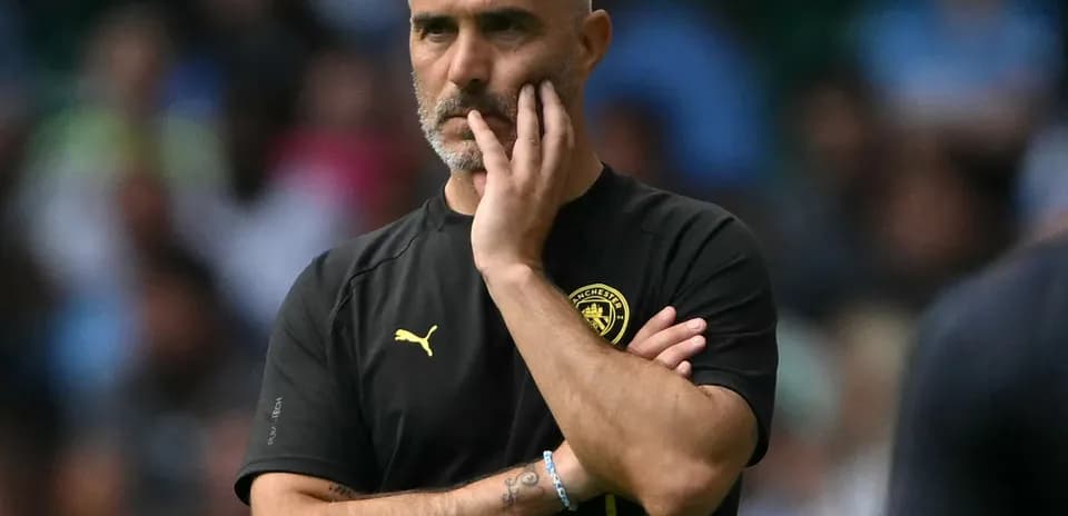 Entrenador observando el partido desde la línea lateral