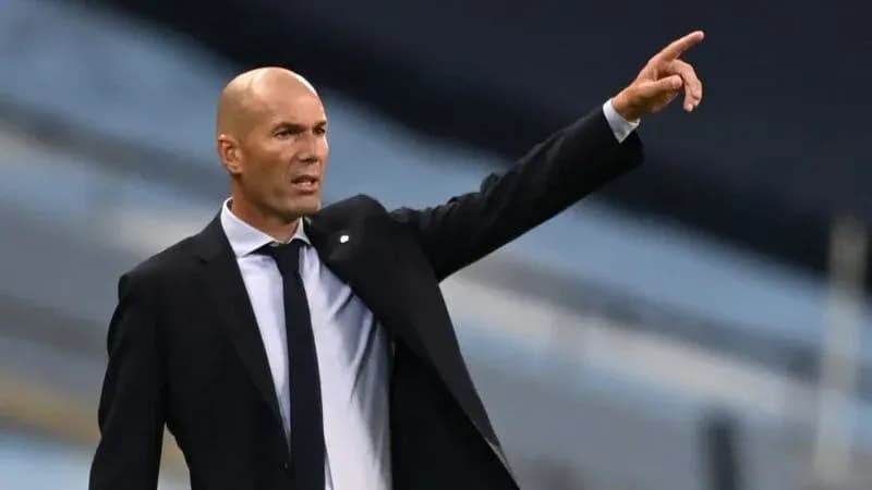 Entrenador dirigiendo desde la banda del campo
