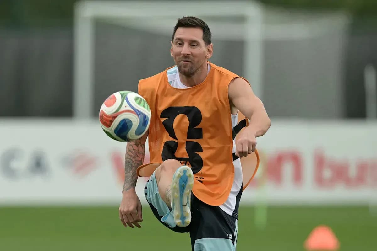 Jugador entrenando y controlando balón en práctica