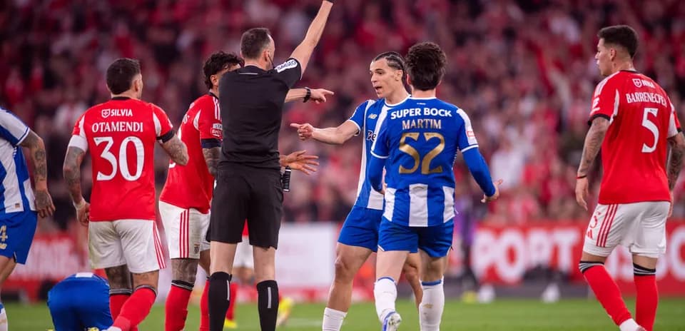 Árbitro mostrando tarjeta amarilla durante el partido