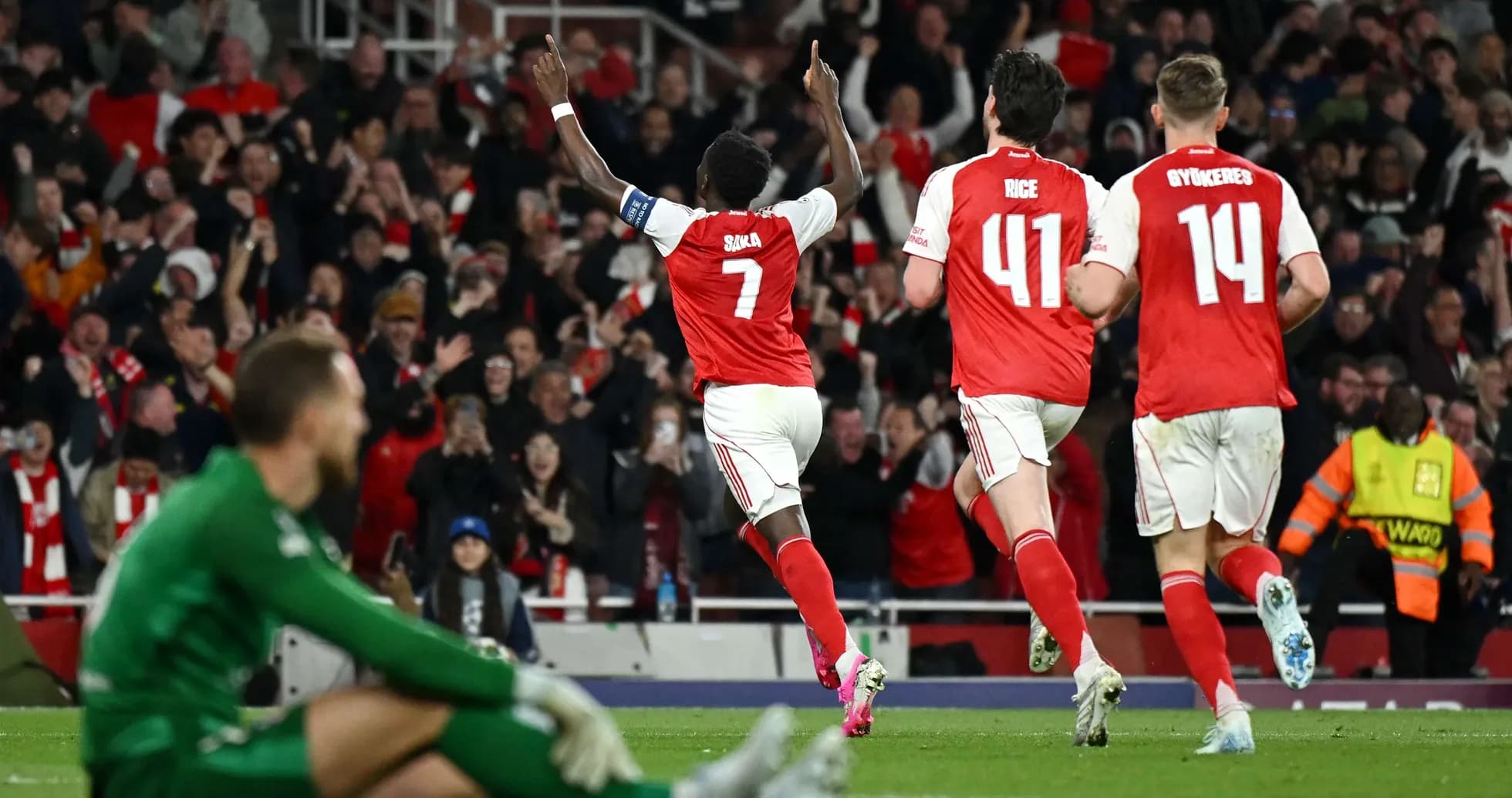 Jugadores de Arsenal celebrando un gol