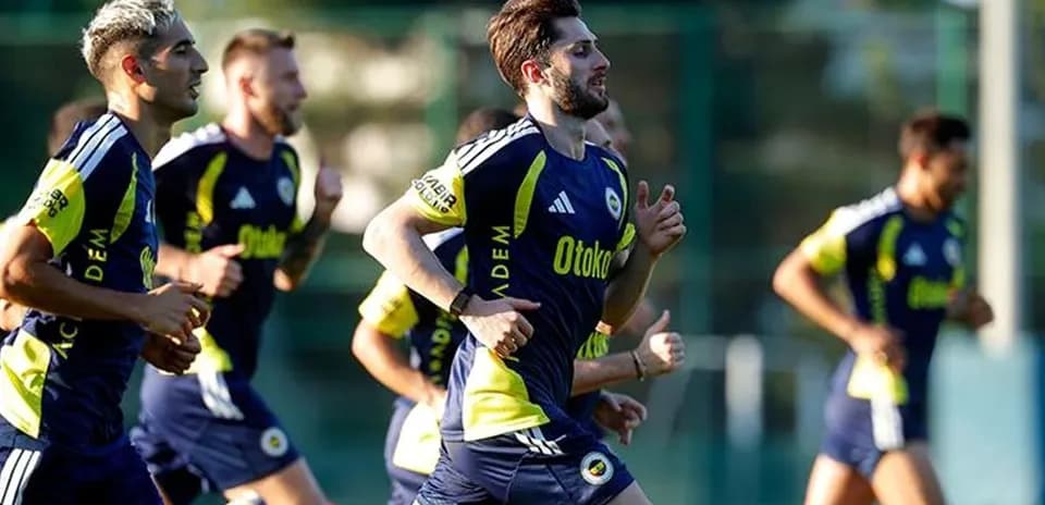 Jugadores de Fenerbahçe corriendo en entrenamiento