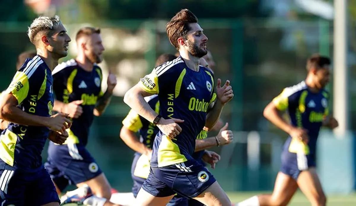 Jugadores de Fenerbahçe corriendo en entrenamiento