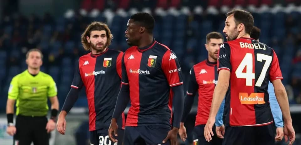 Jugadores de Genoa en acción durante partido
