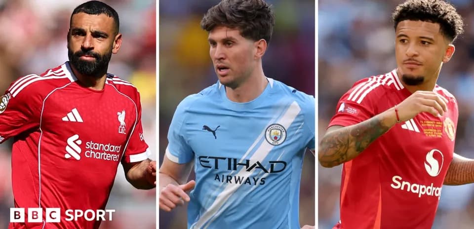 Jugadores de fútbol en acción con sus equipos