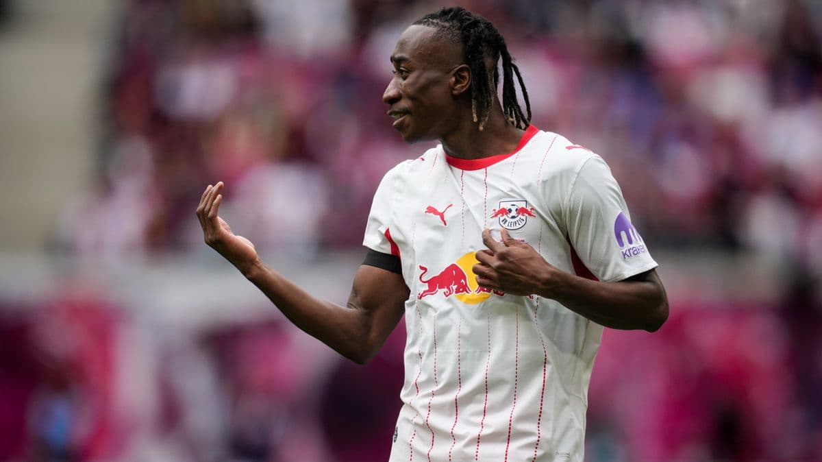 Jugador de RB Leipzig gesticulando durante el partido