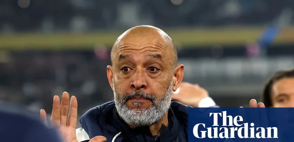 Entrenador gesticulando durante un partido de fútbol