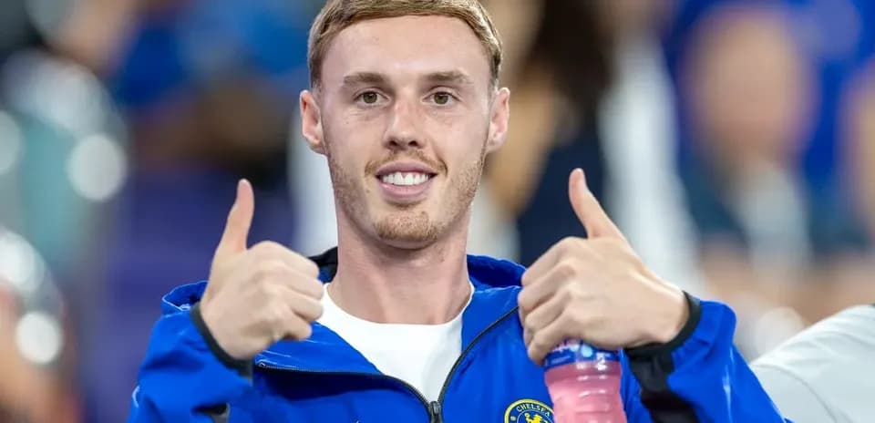 Jugador de Chelsea mostrando dos pulgares arriba