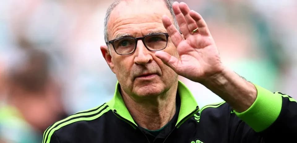 Entrenador saludando durante un evento deportivo