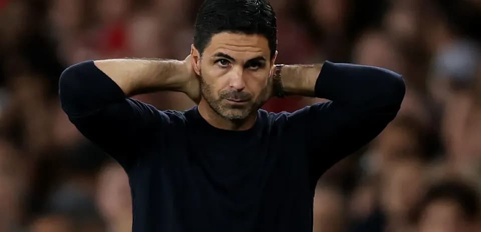 Entrenador con las manos en la cabeza durante el partido