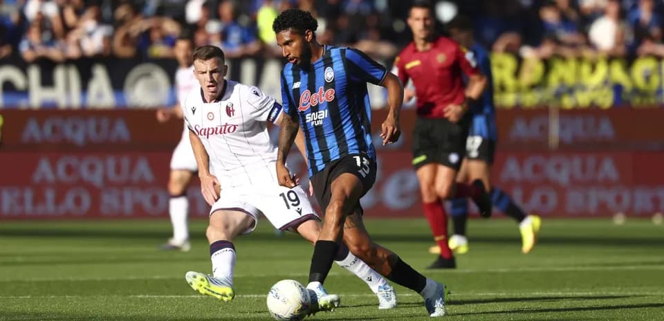 Atalanta y Bologna compitiendo por el balón