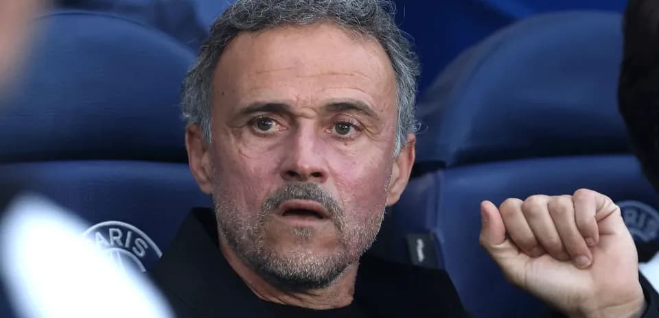 Entrenador observando desde el banquillo durante partido