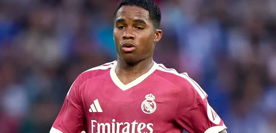 Jugador de Real Madrid corriendo en uniforme rosa