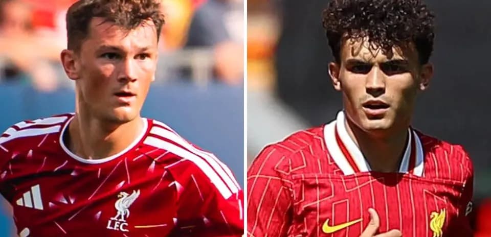 Dos jugadores de Liverpool en sus camisetas rojas