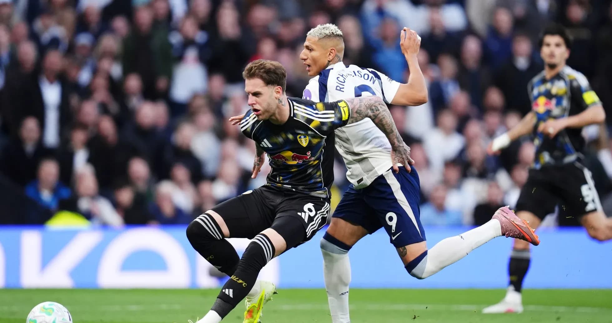 Jugador de Leeds siendo desafiado por Richarlison