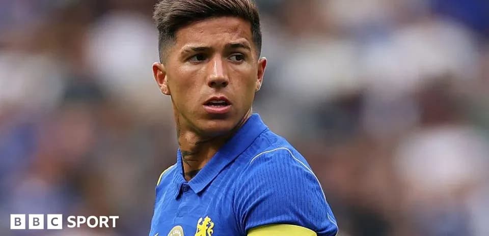 Jugador de Chelsea con cinta de capitán en el campo