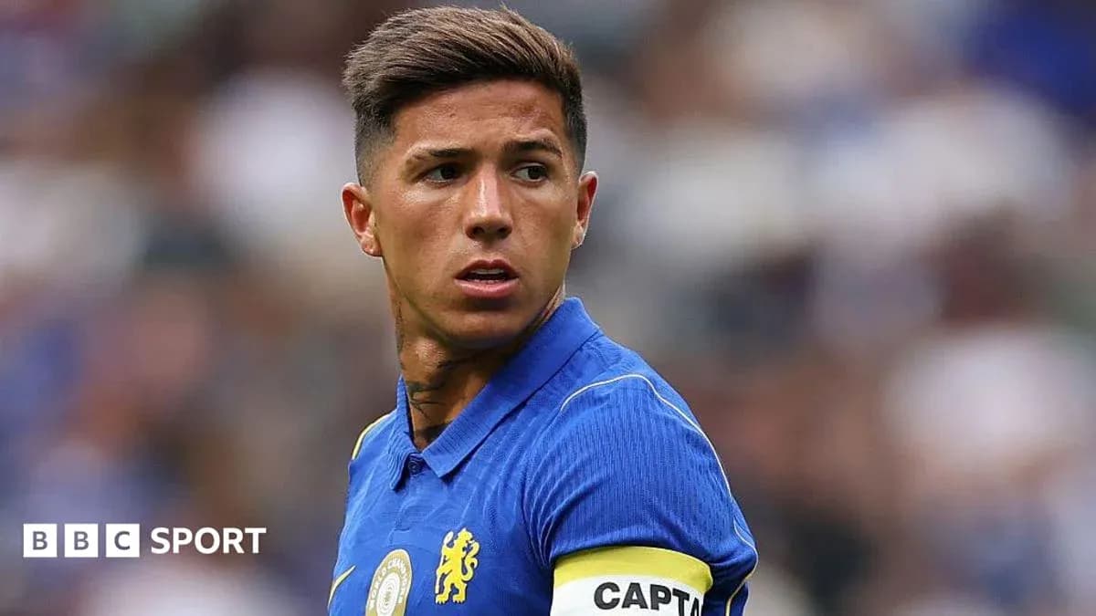 Jugador de Chelsea con cinta de capitán en el campo