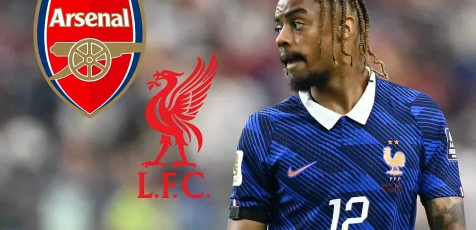 Jugador con camiseta de Francia y logos de Arsenal y Liverpool