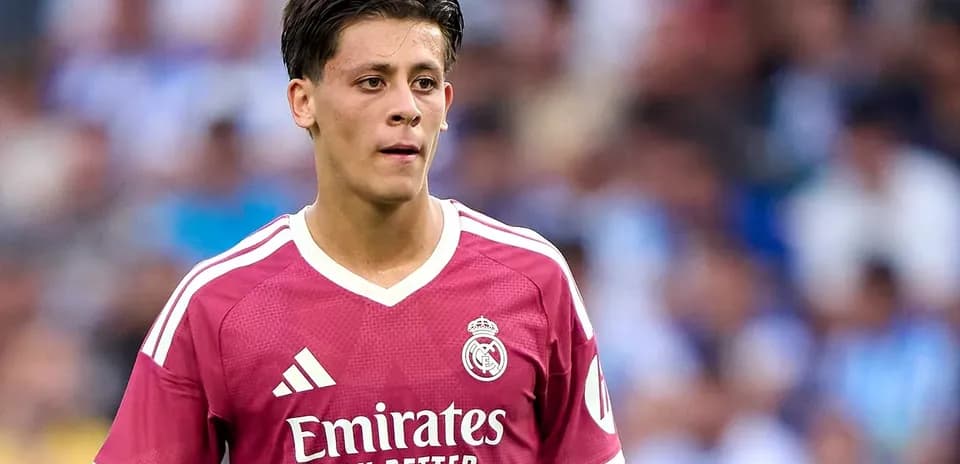 Jugador de Real Madrid en uniforme rosa en el campo